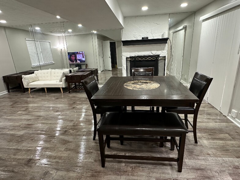 Building Photo - 1234 Decatur