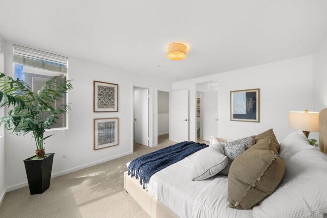 Building Photo - 3 bedroom 3.5 bath - Townhouse for rent