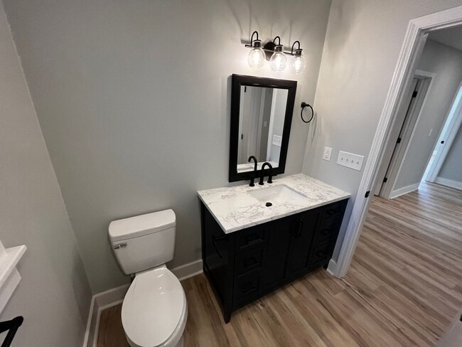 Building Photo - 4Bed/3Bath Renovated Student friendly housing