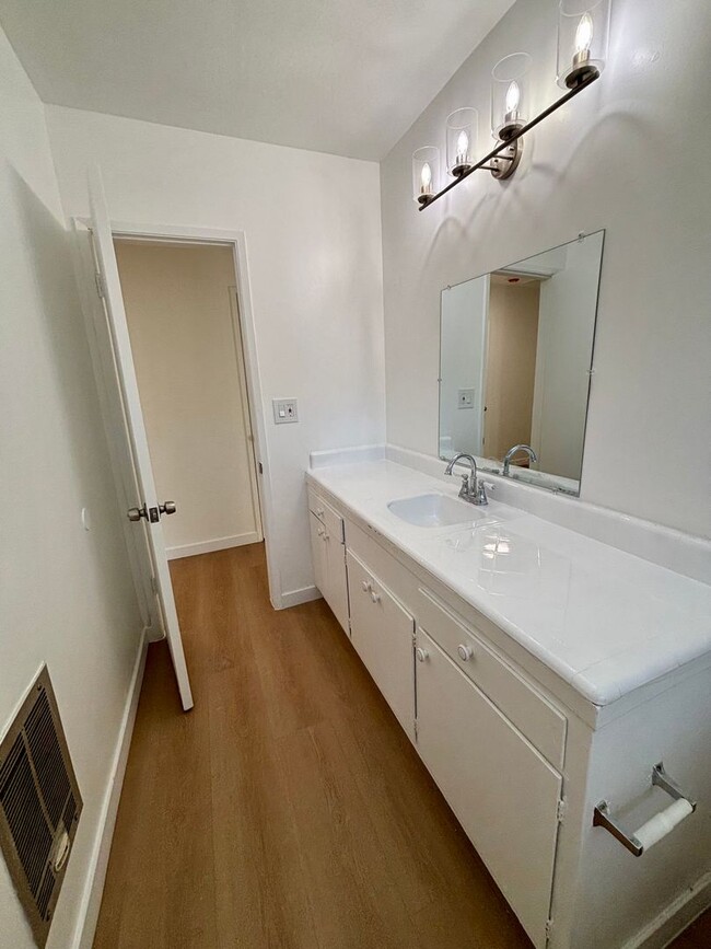 Building Photo - Tujunga Canyon Blvd, 10208-10212