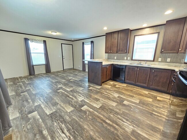 Building Photo - 46000 Geddes Rd