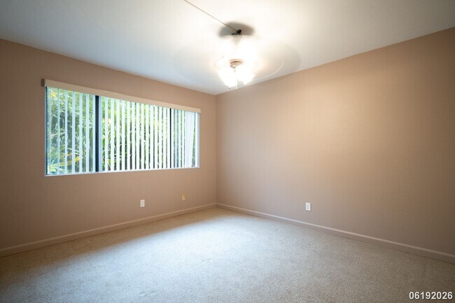 Building Photo - $2,800/ 2 Bed/ 1 Bath/ 2 Parking Hidden in the Heights - Your Private Green Escape on O'ahu