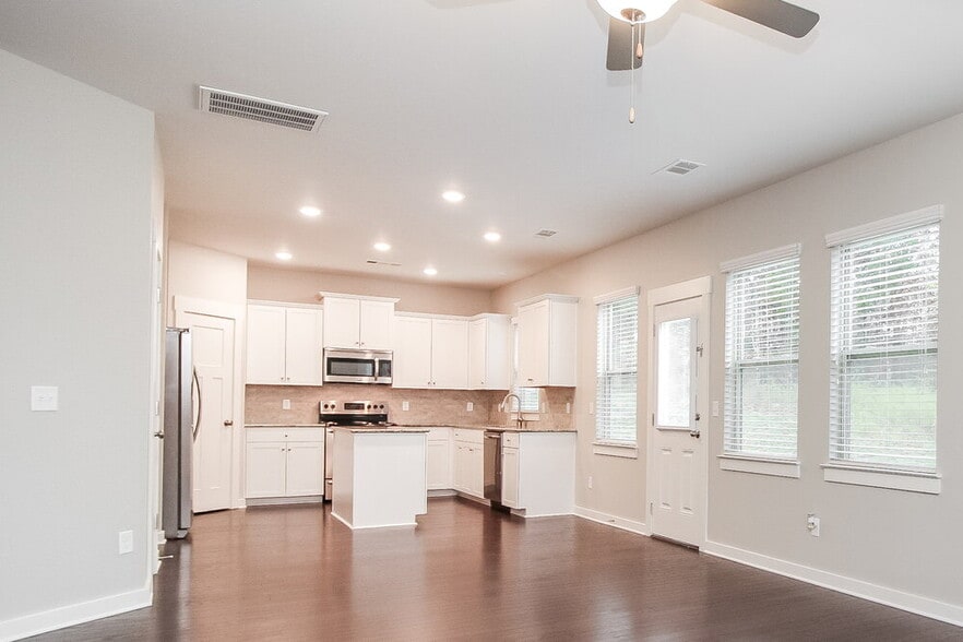 Building Photo - 2032 Hamilton Hill Dr
