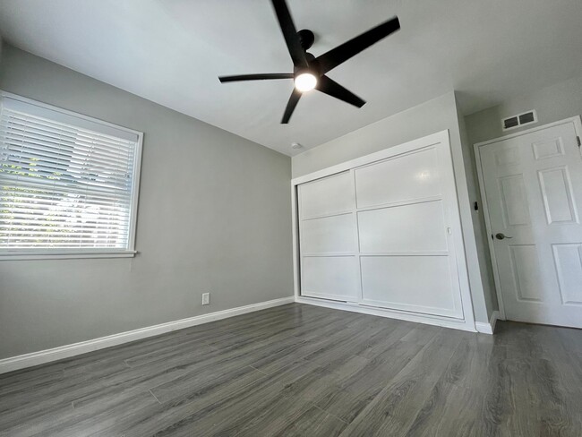 Building Photo - Remodeled 3 Bedroom + 2 Bath Property in R...