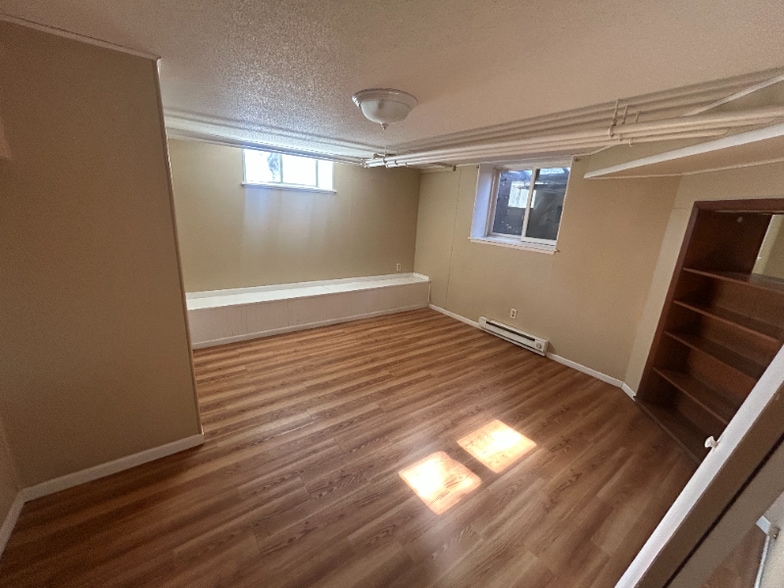 Building Photo - 534 W Cavour Ave