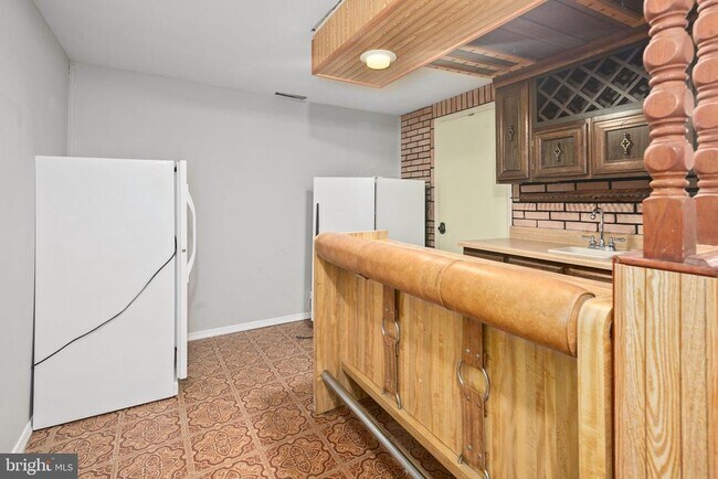 Building Photo - 2514 S Walter Reed Dr