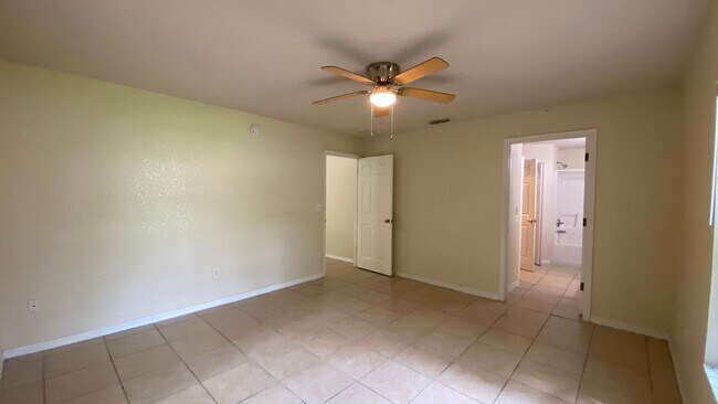 Building Photo - 523 Silver Way Dr