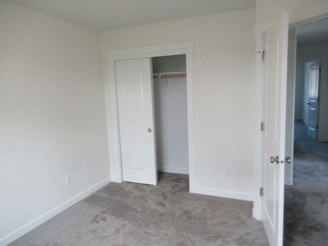 Building Photo - Newer Three Bedroom Duplex