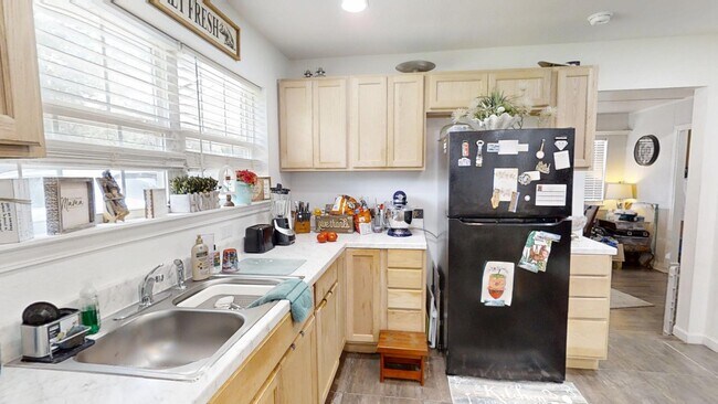 Building Photo - 1202 Sunshine Dr