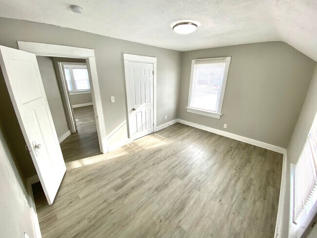 Building Photo - Newly Rehabbed Single Family in Dayton!: N...