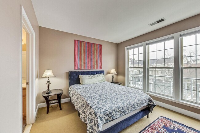 Building Photo - Beautiful two bedroom, two bathroom unit l...