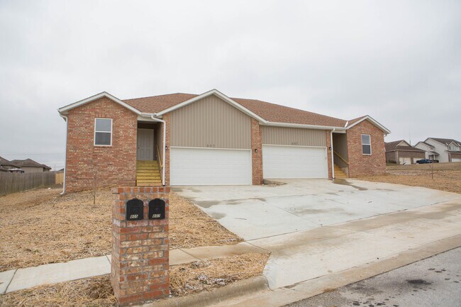 Primary Photo - 805 Windmill Dr