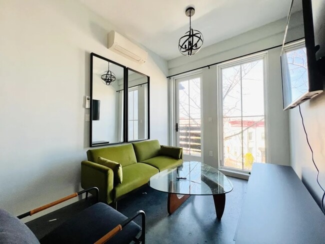 Building Photo - Furnished room/NOT APARTMENT
