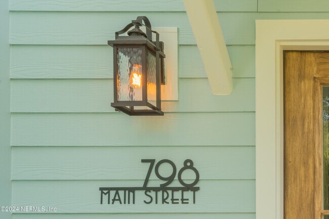 Building Photo - 798 Main St