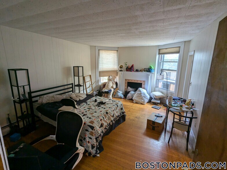 Building Photo - 1063 Beacon St