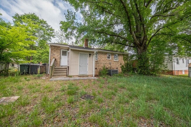 Building Photo - 3-bedroom, 1-bath home with a fenced-in yard, located on Guerrant Street in Greensboro