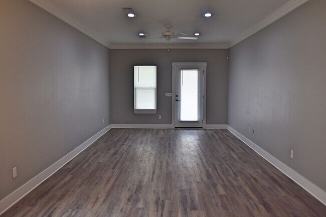 Building Photo - 10 Oakfield Dr N