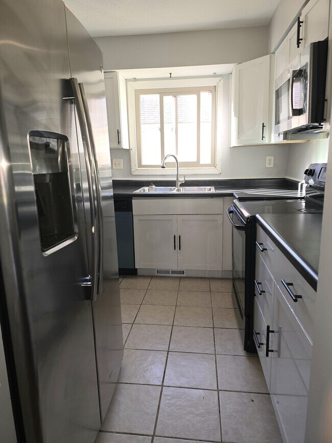 Building Photo - 1551 N Oberlin Cir