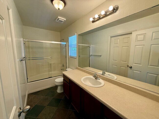 Building Photo - Beautiful 3 Bed / 2 Bath Home with Spacious Layout & Great Natural Light