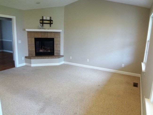 Building Photo - Spacious Detached Home in Great Location a...