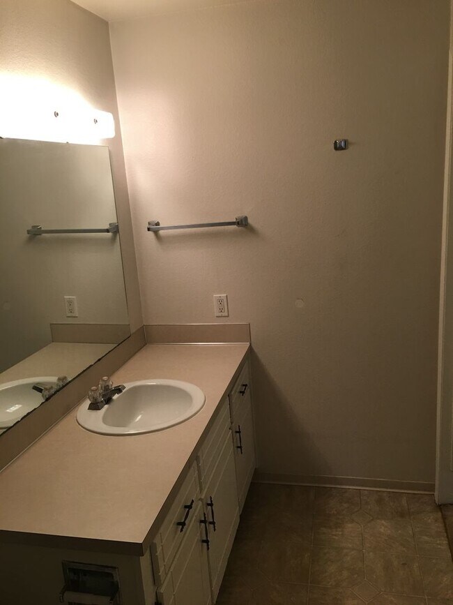 Building Photo - Newly remodeled - 2 Bed, 1 Bath apartment in downtown Port Angeles