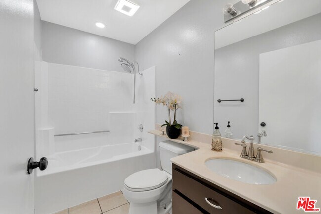 Building Photo - 18209 Sierra Hwy