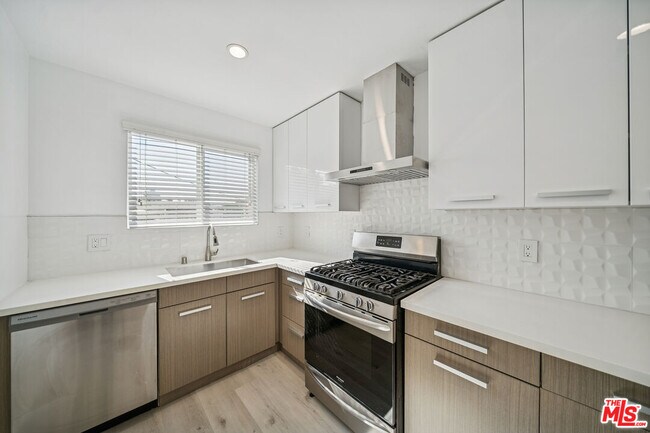 Building Photo - 252 S New Hampshire Ave