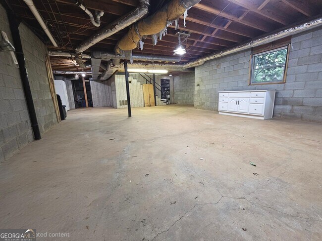 Building Photo - 615 Kings Rd