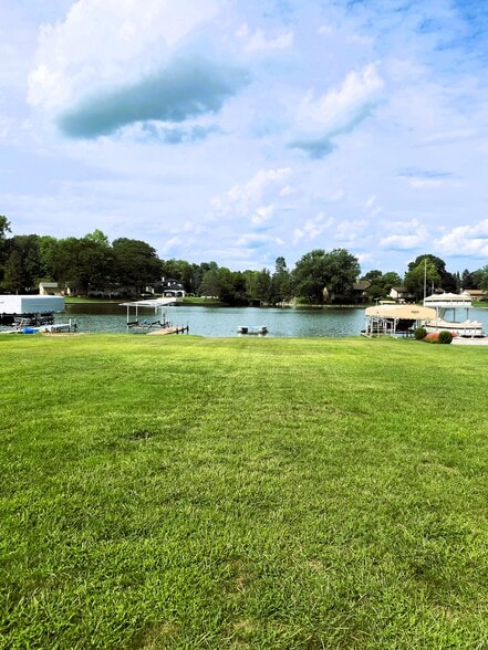 70 feet of frontage on Duck Lake - 1611 Ludean Dr