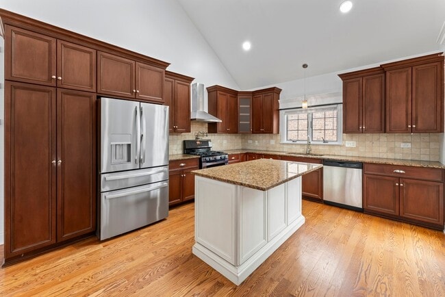 Building Photo - 9743 Oak Park Ave