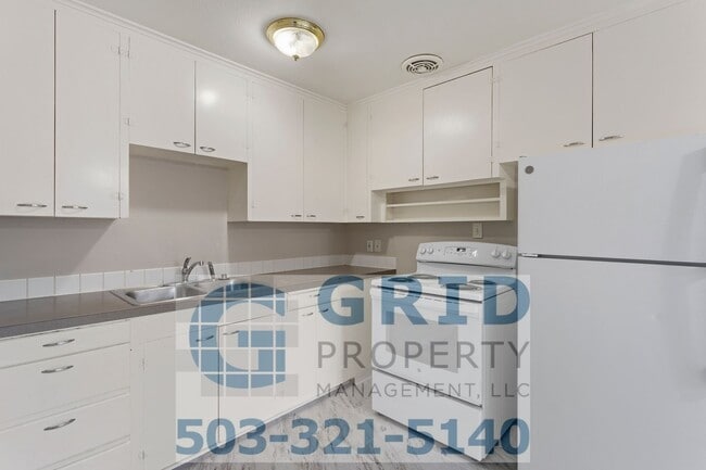 Building Photo - 3 Bedroom Home - Large Corner Lot - SE Por...