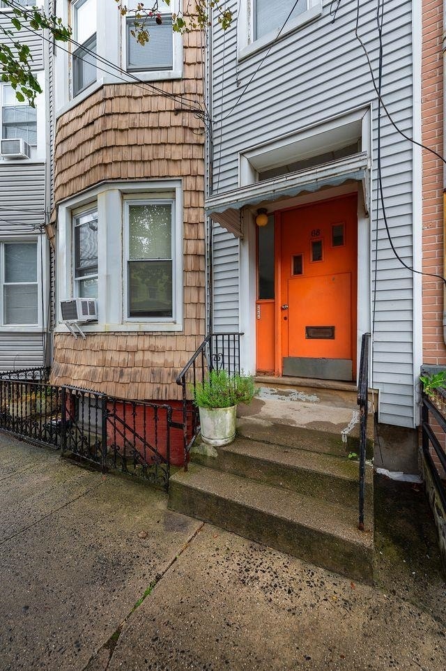 Building Photo - 68 Zabriskie St