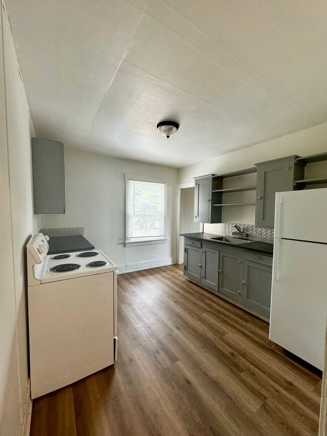 Building Photo - 1/2 off 1st Month's rent!  Newly Updated 2 Bedroom Apartment in Country Setting!