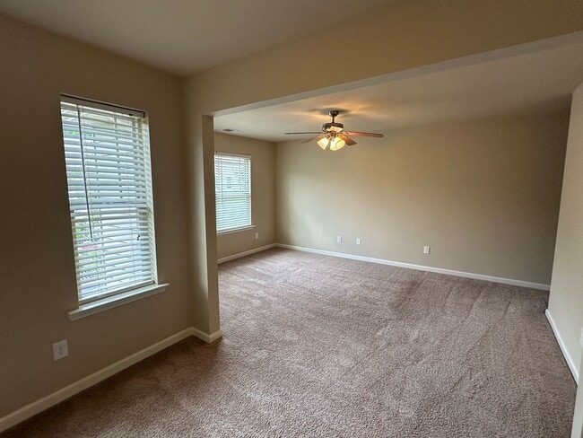 Building Photo - NEW LISTING - GORGEOUS TOWNHOME IN KENNESAW!