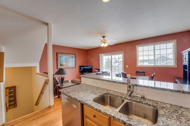 Building Photo - Spacious 3 bed, 2.5 bath Townhome in Ridgewood Hills!