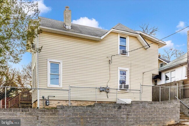 Building Photo - 2905 Goodwood Rd