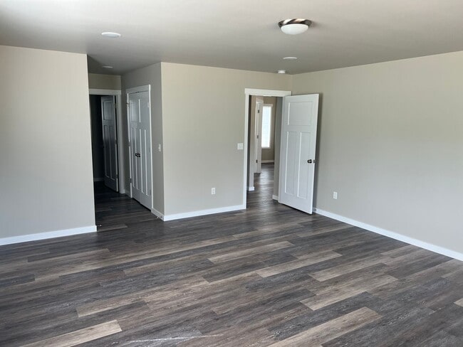 Building Photo - Country quiet, brand new house