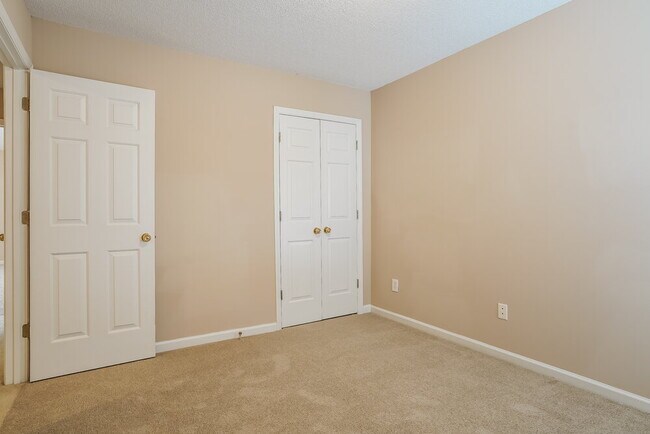 Building Photo - 2000 Persimmon Ridge Dr