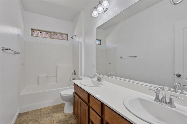 Building Photo - Gorgeous 4BR/2.5BA/2GA Two-Story Gem in Ga...