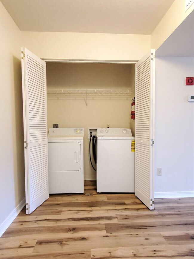 Building Photo - FOR RENT 1 bedroom 1 bath condo, balcony, ...