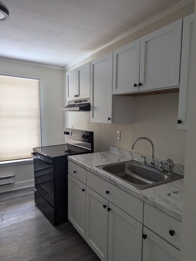 Building Photo - 15D Village St-