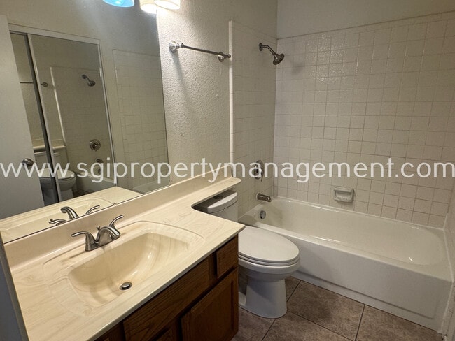 Building Photo - 1961 N Hartford St