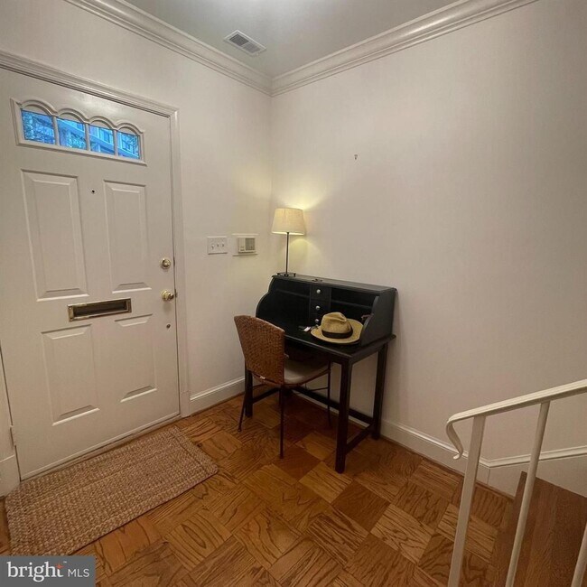 Building Photo - Wesley Heights Beautiful Fully Furnished 2 Bed, Two and a Half Bath