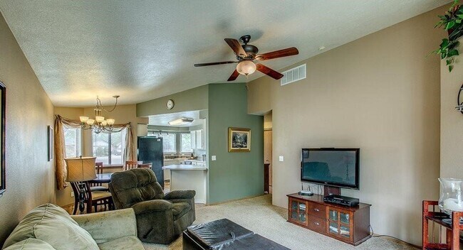 Building Photo - Spacious home in a fabulous location!