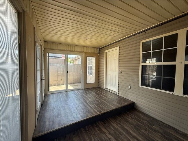 Building Photo - 318 E Pickens Rd