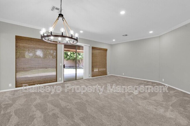 Building Photo - 1550 N Robin Ln