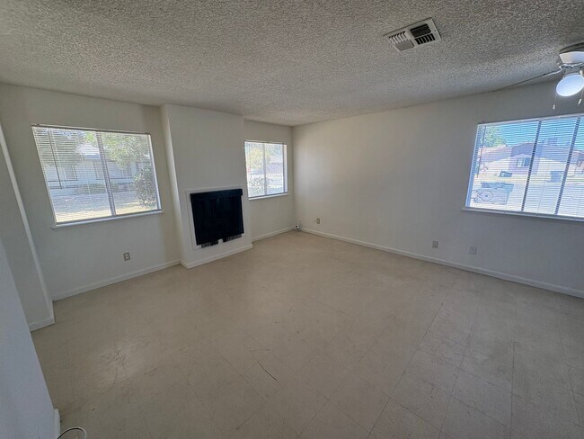 Building Photo - 2096