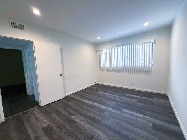 Building Photo - 525 Fischer, 1