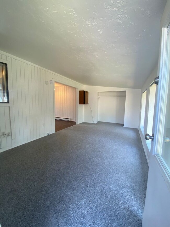 Building Photo - Nicely updated 3+ bedroom, 2 bath duplex-l...