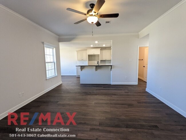 Building Photo - No Smoking Permitted Small dogs only(max. 2) $250 PET FEE